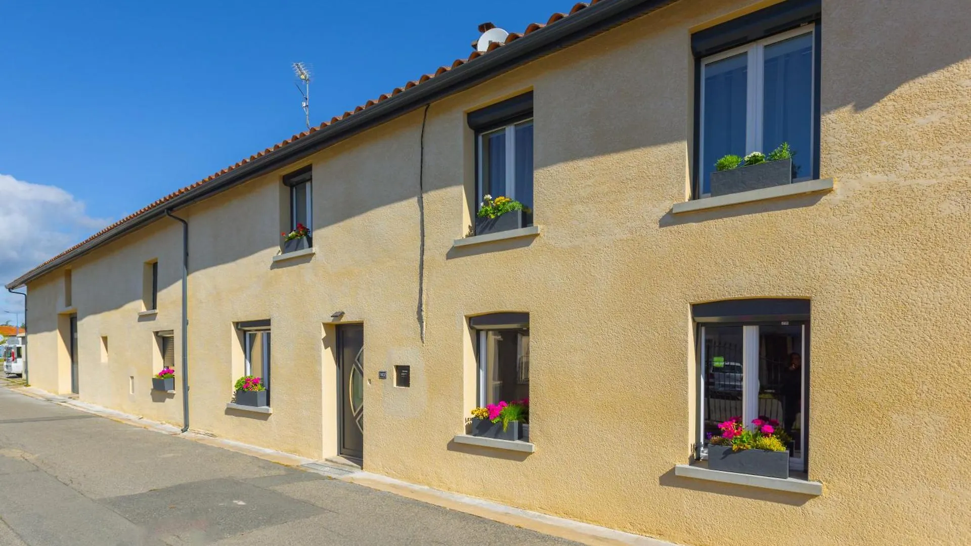La Longere Forezienne Sainte-Agathe-la-Bouteresse 0*,  France