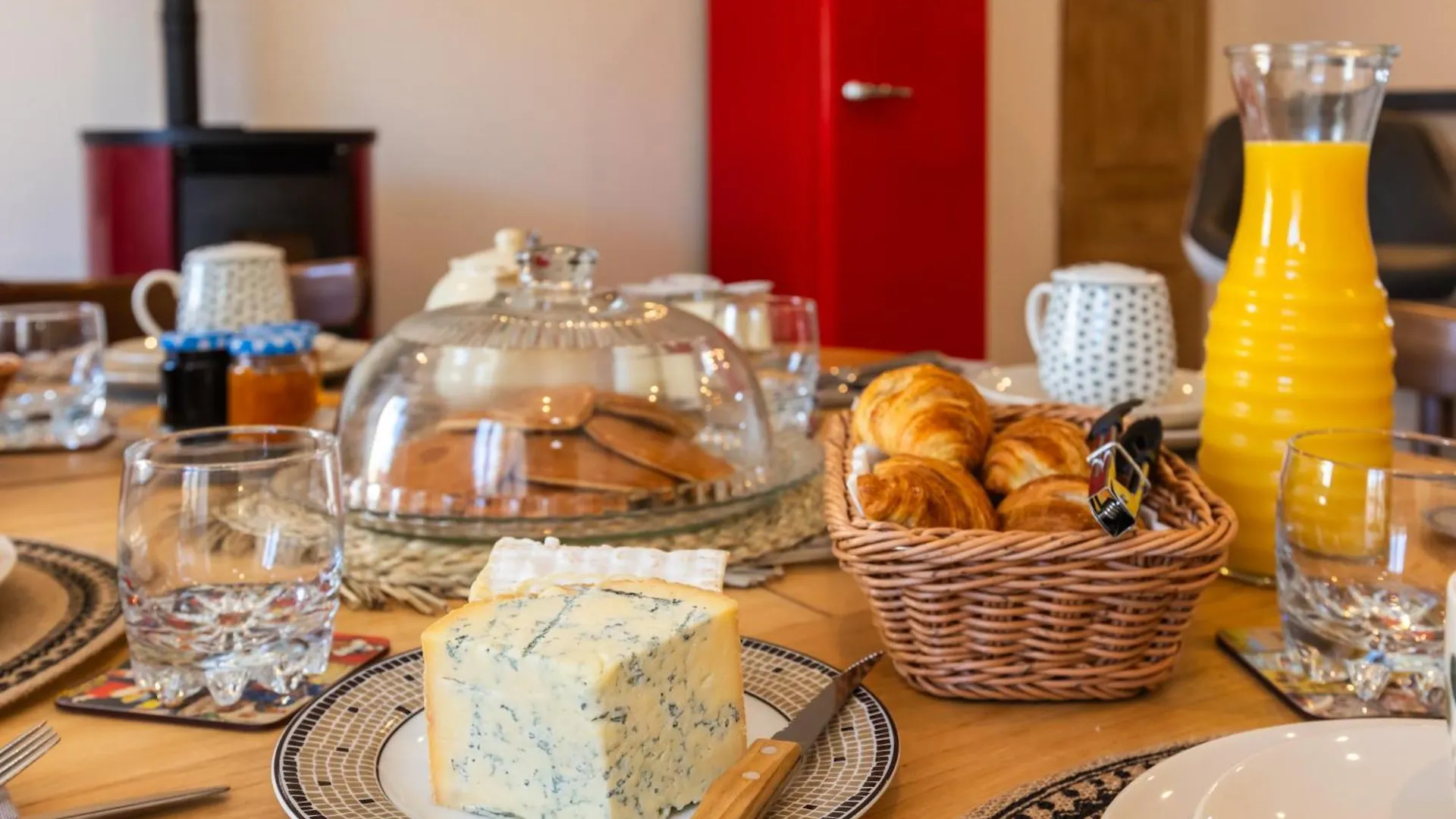 La Longere Forezienne Sainte-Agathe-la-Bouteresse Bed & Breakfast